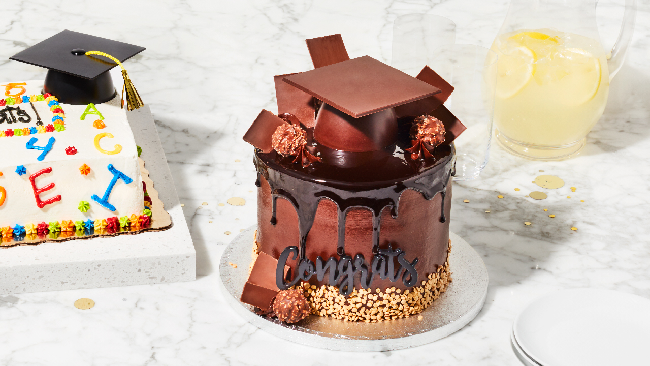 Graduation cakes that have a graduation cap