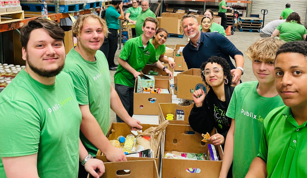 Publix associates filling boxes at Publix Serves event