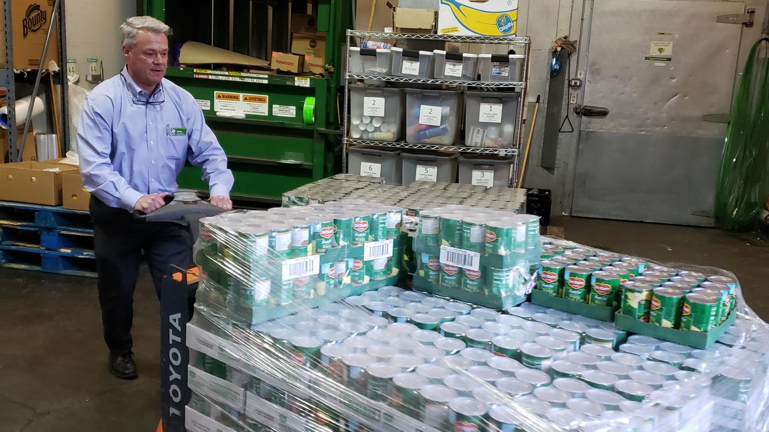 Publix district manager pushes pallet of canned vegetables for donation