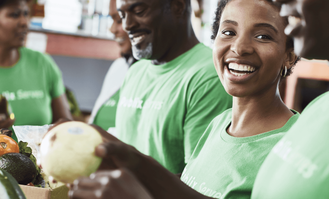 group of Publix associates volunteering