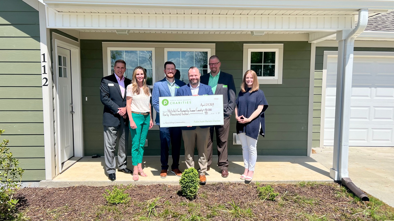 Group holding check for Habitat for Humanity of Sumner County