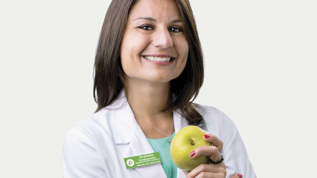 publix dietitian holding an apple