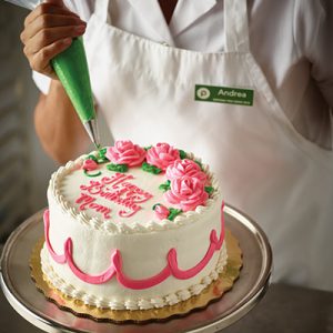 decorating a publix cake