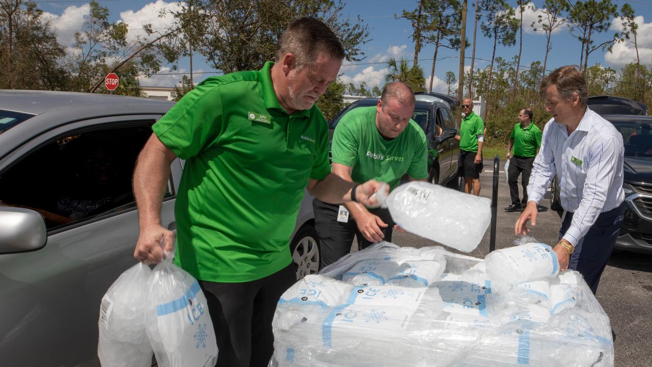 Publix employee loading ice bags