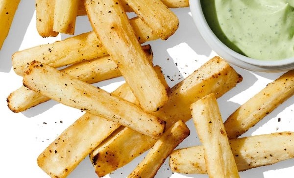 Yuca Frita con Salsa Ranch de Aguacate y Cilantro