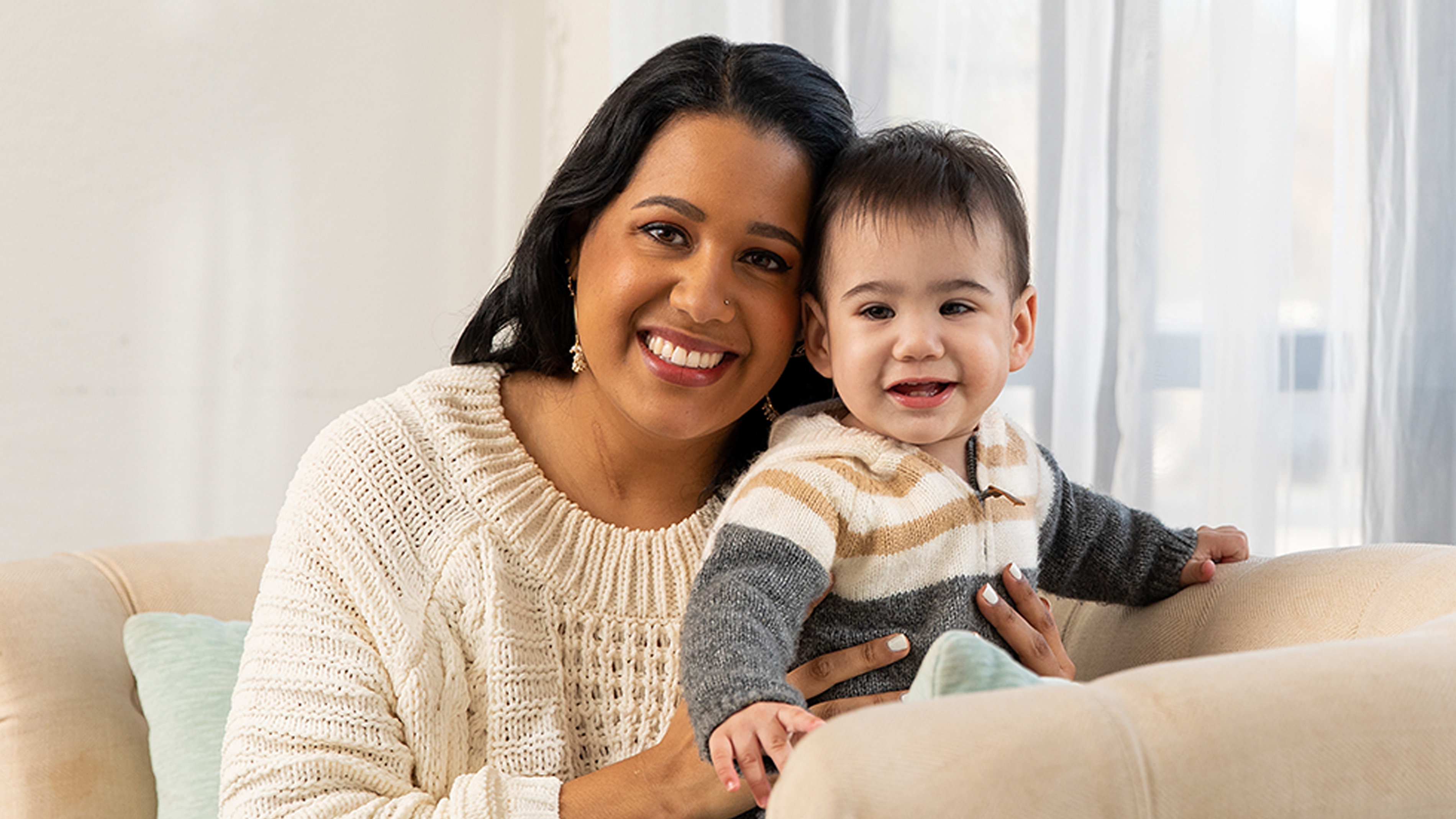 Un asociado sonriente de Publix con un hijo sano de 15 meses.