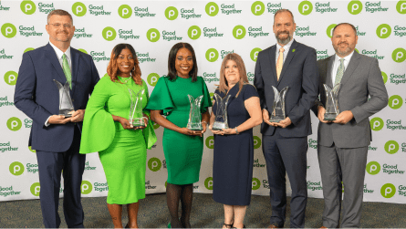 Seis asociados de Publix posan para una foto con sus premios.